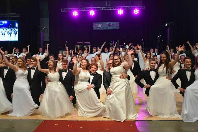 Mit dem Neuen Jahr starten jetzt im Jänner auch wieder zahlreiche Bälle im Burgenland - darunter auch der Maturaball des BORG Güssing.  | Foto: Michael Strini