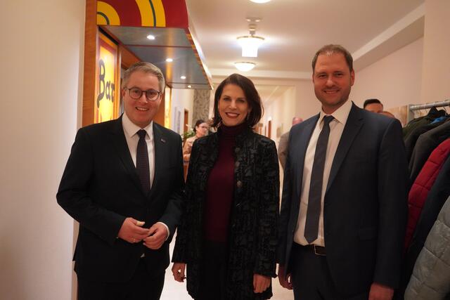Bundesministerin Karoline Edtstadler wird von Markus Ulram und Christian Sagartz begrüßt | Foto: Andrea Glatzer