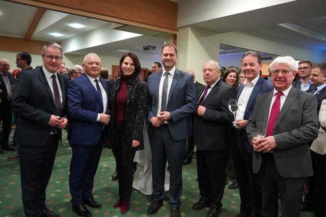 Die Volkspartei geht mit Optimismus ins neue Jahr: Klubobmann Bgm. Markus Ulram, LAbg. Bgm. Gerald Handig, Bundesministerin für EU und Verfassung Karo Edtstadler, Landesparteiobmann Christian Sagartz, Seniorenbund Landesobmann Rudi Strommer, Landwirtschaftskammer-Präsident NR Niki Berlakovich, Alt-Landesrat ÖRat Paul Rittsteuer | Foto: Andrea Glatzer