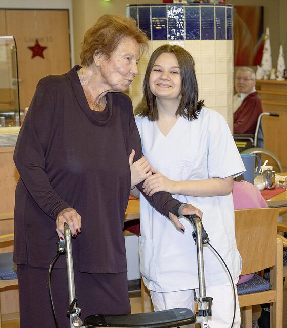 Pflegelehrling Angelina Hager bei der Arbeit im Haus St. Louise in Maria Anzbach. | Foto: Erich Marschik