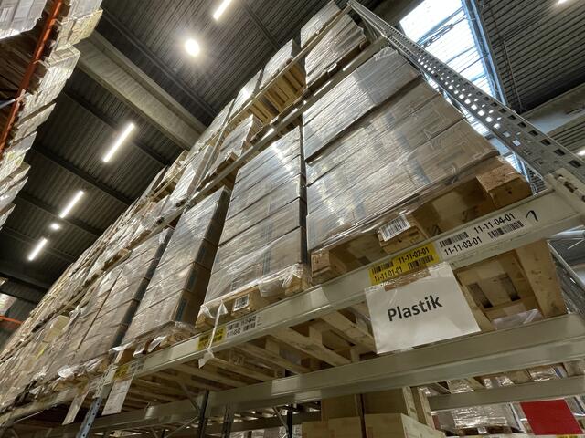 4.500 verschiedene Artikel zählen zur dauerhaften Lagerware. Dazu können die Spitäler und Co. noch bis zu 28.000 Artikel nach Bestellung zugreifen. | Foto: Johannes Reiterits