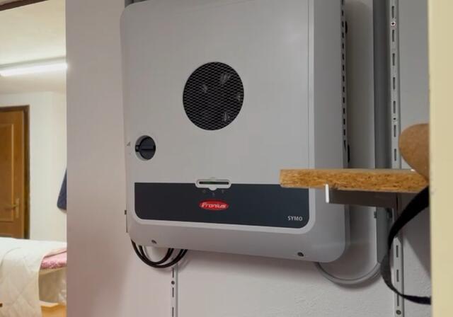 Bei der Installation werden vom Installateur am Gerät die länderspezifischen und vertraglichen Parameter, welche durch einen Passwortschutz geschützt sind, nach Vorgabe individuell eingestellt | Foto: Alexandra Goll