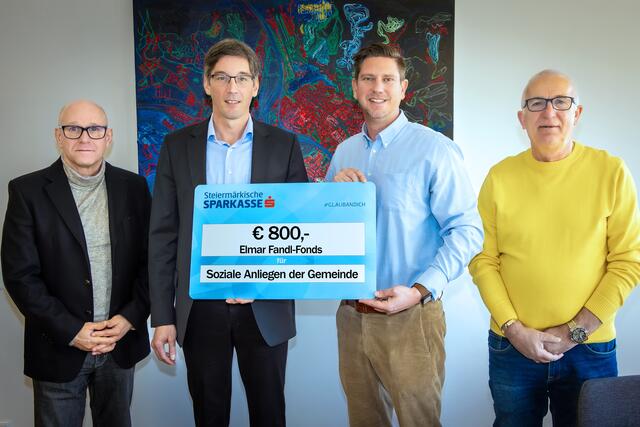 Die Teams haben der Gemeinde Gratkorn eine Spende im Rahmen des Futsalturniers überreicht. | Foto: Gasser &amp; Gasser