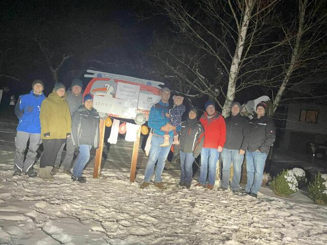 Kollegen aus Frankenfels rückten an um der Familie zu Gratulieren. | Foto: FF- Frankenfels
