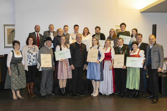 Gruppenbild Preisträger/Die Fotografen: Sechs Betriebe wurden mit dem Klima- und Energiepreis ausgezeichnet. | Foto: Die Fotografen 