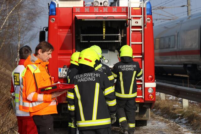 In Krenglbach wurde ein Mann samt seinem Hund beim Spazierengehen von einem ICE-Schnellzug erfasst.