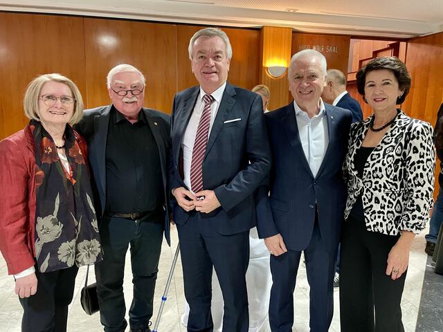 Landeshauptmann Stellvertreter Anton Lang inmitten der Altbürgermeister Otto Kieslinger mit Gattin Erika (li) und Helmut Leitenberger mit Gattin Margit (re) | Foto: Gady/Fischer
