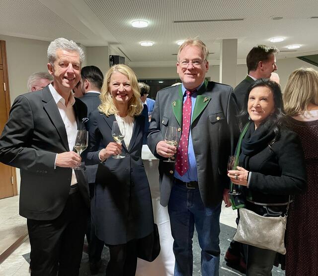 Anneliese Zöhrer, Geschäftsführerin vom PIL in Leibnitz mit ihrem Ferdinand sowie Gästen aus Graz von Energie Steiermark. | Foto: Gady/Fischer