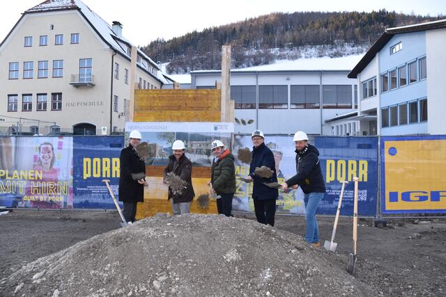 Beim Spatenstich: LH Anton Mattle (2.v.r.) mit Bgm. Florian Riedl, Vizebgm. Burkhard Kreutz, Generalplaner Michael Wallraff und VS-Dir. Stefan Stoll | Foto: Kainz
