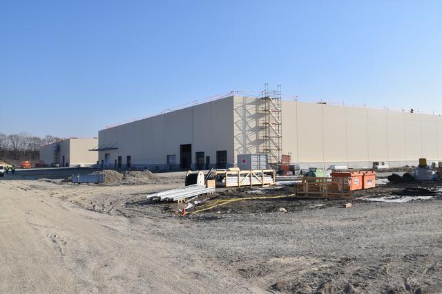 Aktueller Baufortschritt der riesigen Halle in Müllendorf.  | Foto: Stefan Schneider