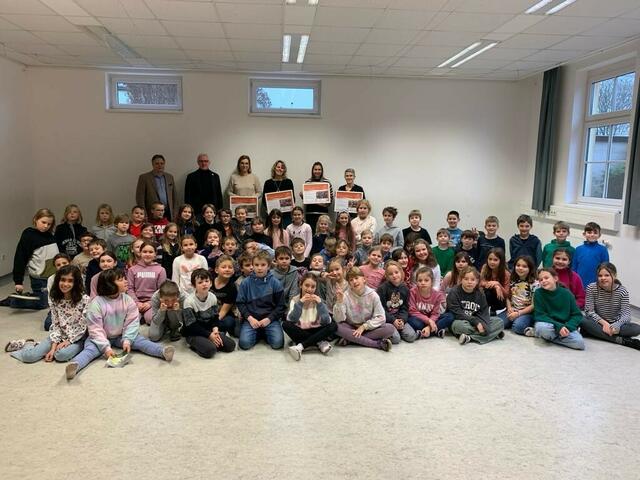 Bürgermeister Martin Pircher und Biosphärenpark-Direktor Andreas Weiß überreichen als Dankeschön die Urkunden an die Schüler und Schülerinnen der 3. und 4 Klassen der Volksschule Zeiselmauer. | Foto: BPWW