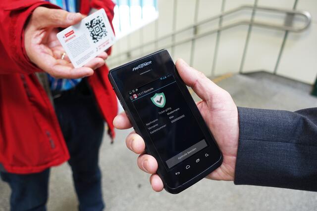 Der Begriff Schwarzkappler leitet sich von den schwarzen Dienstkappen ab, welche die Kontrolleure der Wiener Linien früher trugen. Heute sind diese nur noch in Zivil unterwegs. | Foto: Wiener Linien
