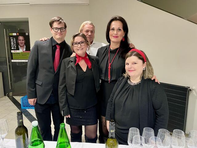 Das Team der Stadtgemeinde Leibnitz: Thomas Lorenz, Tina Muchitsch, Günter Komar, Sabrina Goger und Elisa Trabaß packte fleißig mit an beim Neujahrsempfang. (v.li) | Foto: Gady/Fischer