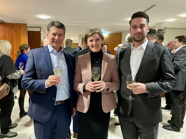 Hier wird fachgesimpelt: Johann Feirer (li) mit Sohn Frank und Astrid Holler. | Foto: Gady/Fischer