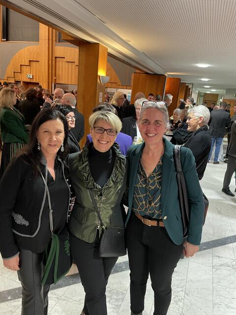 Vor statt hinter der Kamera: Woche Redakteurin Waltraud Fischer mit Brigitte Gady und PIL Geschäftsführerin Anneliese Zöhrer. (v.re.) | Foto: Gady/Fischer