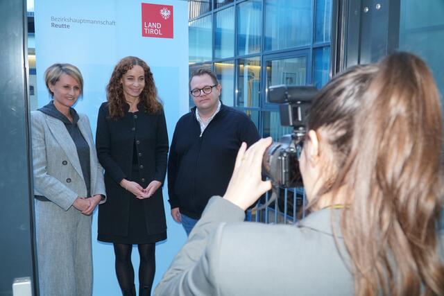 Fototermin am Ende der Pressekonferenz: v.l: Katharina Rumpf, Eva Pawlata und Martin Vindl. | Foto: Reichel