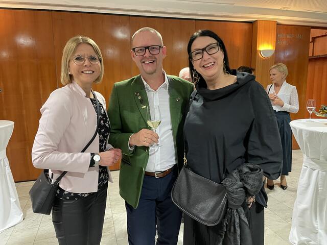 Hahn im Korb: Gemeinderat Vitus Riedl mit Brigitte Gartler und Sabine Gritsch von Steiermärkischen Sparkasse. | Foto: Gady/Fischer