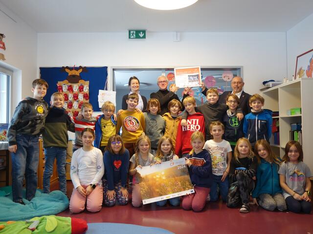 Biosphärenpark-Direktor Andreas Weiß und Bezirksvorsteher Peter Jagsch (r.) überreichten als Dankeschön die Urkunden an die Schüler und Schülerinnen der Klasse 3d der Volksschule Knollgasse, mit der Klassenlehrerin Gudrun Haas. | Foto: BPWW/Johanna Scheiblhofer