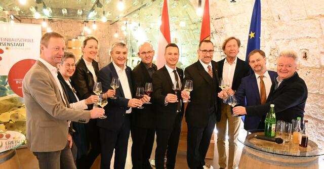 Unter den Gästen: (v.l.) KO Johann Tschürtz, KO Regina Petrik, LT-Direktorin Christina Krumböck, Zweiter LT-Präsident Walter Temmel, Markus Malits, LT-Präsident Robert Hergovich, Martin Stift, Dritter LT-Präsident Kurt Maczek, KO Roland Fürst und Dir. Erich Unger.
 | Foto: Landesmedienservice