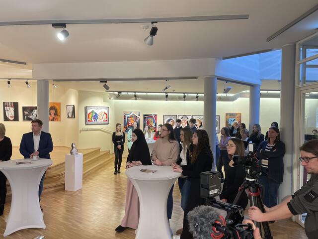 Auch Schülerinnen und Schüler des BG/BRG Kapfenberg waren bei der Ausstellungseröffnung. | Foto: Stadtgemeinde Kapfenberg