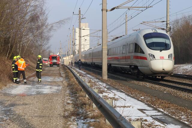In Krenglbach wurde ein Mann samt seinem Hund beim Spazierengehen von einem ICE-Schnellzug erfasst.