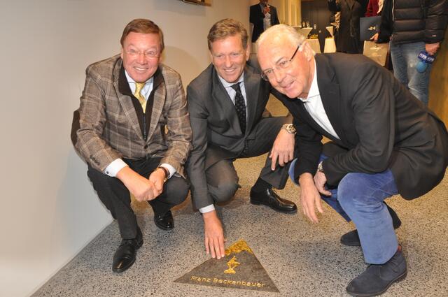 Franz Beckenbauer (re.): Erster Stein am "Walk of Kitz" in der Kitz Galleria, November 2013. | Foto: Kogler