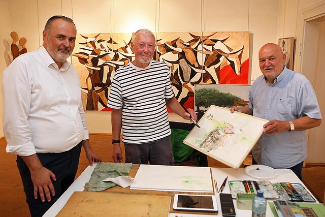 Landeshauptmann Mag. Hans Peter Doskozil und Kurator Harro Pirch (r.) mit Aquarellist Gustav Just bei den Rabnitztaler Malerwochen im Sommer. | Foto: Landesmedienservice