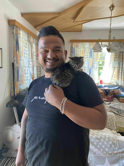 Freunde und Bekannte bezeichnen Bashar als "hilfsbereiten, freundlichen und anständigen Mitbürger".