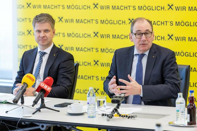 Trotz Herausforderungen, positiv gestimmt: RLB-Generaldirektor Martin Schaller gab gemeinsam mit RLB-Risikovorstand Florian Styreck (l.) einen Ausblick auf das Jahr 2024. | Foto: RLB Steiermark/Peter Riedler