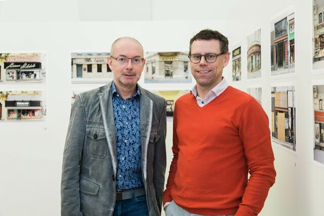 Philipp Graf und Martin Frey begannen 2009 mit ihrem Projekt Geschäfte mit Geschichte – Waren aller Art in Wien noch bestehende Geschäftsportale fotografisch festzuhalten.  | Foto: Arman-Rastegar