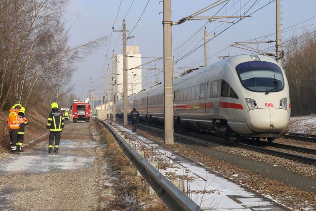 In Krenglbach wurde ein Mann samt seinem Hund beim Spazierengehen von einem ICE-Schnellzug erfasst.
