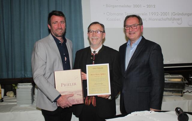 Walter Hofherr erhielt für seine jahrelange Tätigkeit im Gemeinderat und im Tennisverein von Schützen die Ehrenbürgerschaft der Gemeinde.  | Foto: Zehetbauer