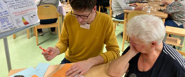 Um in Sachen Reparaturbonus durchzublicken, erhalten Senioren in Hernals Hilfe im Pensionistenklub. | Foto: Bv17