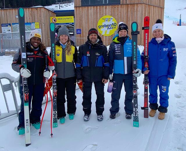 Geschäftsführer Bernhard Plank mit Sabrina Wanjiku Simader, Ania Monica Caill, Ilka Stuhec und Elvedina Muzaferija. | Foto: Taucher