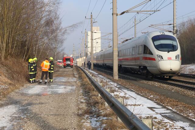 In Krenglbach wurde ein Mann samt seinem Hund beim Spazierengehen von einem ICE-Schnellzug erfasst.
