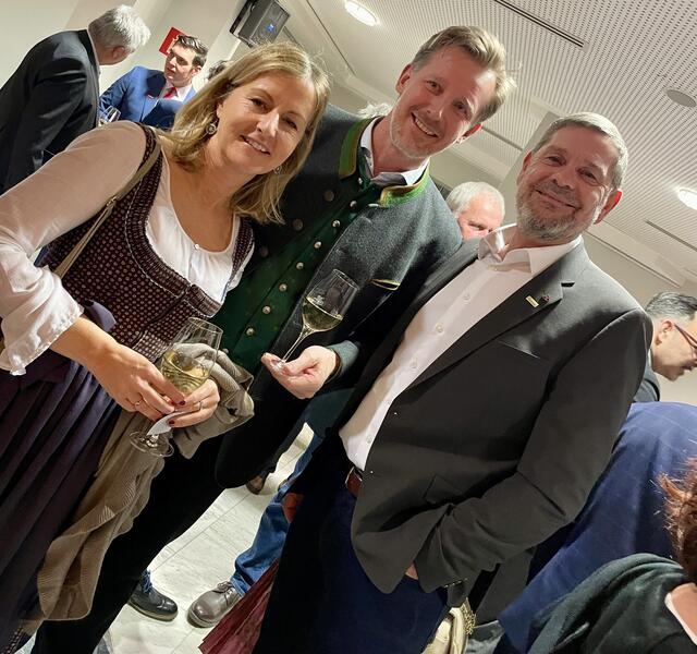 Versilbert: Martin Palz erhielt das Ehrenabzeichen in Silber für seine Verdienste rund um die Steirische Weinwoche, im Bild mit seiner Yvonne sowie Gemeinderat Thomas Sammer (re) | Foto: Gady/Fischer