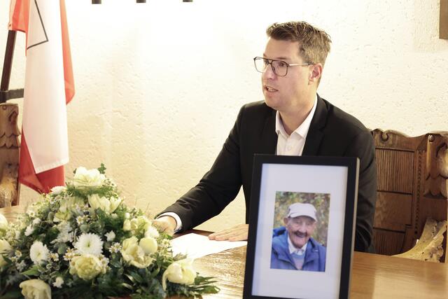 Bürgermeister Christian Härting würdigte bei der Trauersitzung die Verdienste von Ehrenzeichenträger Oberschulrat Rudolf Knolz. | Foto: MG Telfs/Pichler