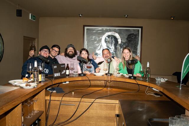 Top-Sommelier Willi Schlögl aus Lungitz (l.) und Fleischer Robert Buchberger (2.v.l.) mit der illustren Gesprächsrunde in Berlin.  | Foto: Foto: STG/Lennart Schmidt