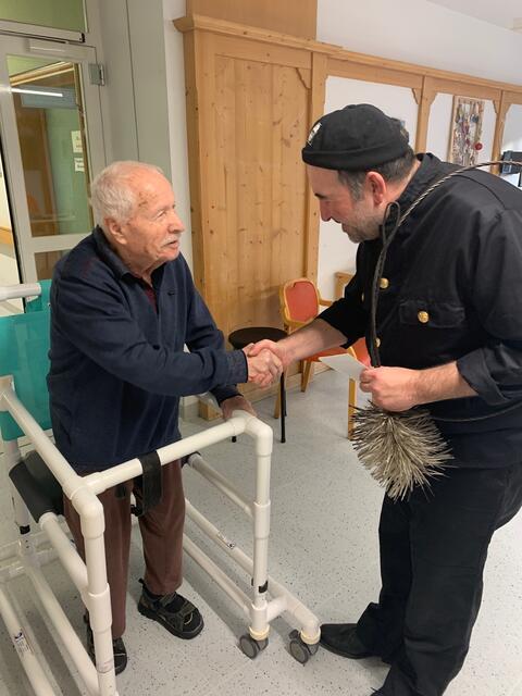 Rauchfangkehrer-Meister Rudolf Rohowksy wünschte den Bewohnern ein Gute Neues Jahr. | Foto: Rohowsky