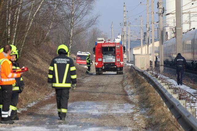In Krenglbach wurde ein Mann samt seinem Hund beim Spazierengehen von einem ICE-Schnellzug erfasst.