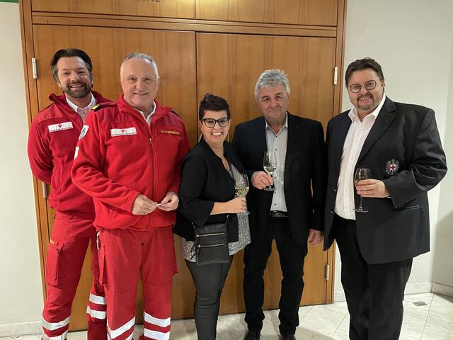 Fühlt sich wohl: Landtagsabgeordnete Bernadette Kerschler mit Notarzt Horst Grubelnik (2.v.li) und Bezirksrettungskommandant Klaus Steinwendter (li) sowie Altbürgermeister Alois Adam (2.v.re) und Bezirksgeschäftsführer Bernd Wippel (re) vom roten Kreuz. | Foto: Gady/Fischer