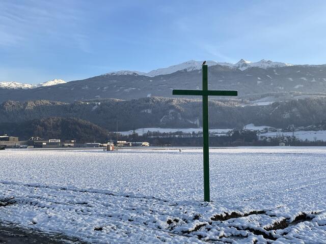 Aus Solitarität zu ihren deutschen Berufskollegen haben einige Thaurer Bauern ein großes Kreuz im Bereich der Thaurer Au aufgestellt.  | Foto: Kendlbacher