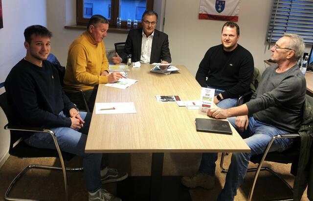 Organisieren den ersten grenzenlosen Halbmarathon – v. l.: Martin Geisler (Gemeinde Neuhaus), Ludwig Grasmann (SVG Ruhstorf,) Bürgermeister Stephan Dorn, Daniel Jobst (ATSV Schärding) und Ernst Winterstetter (SC Neuhaus). | Foto: Gemeinde Neuhaus