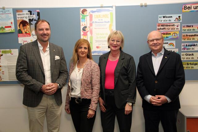 Michael Pogacar, Christina Fischer, Petra Edhofer (Schulleiterin VS Stadt Braunau) und Günter Schiefegger. | Foto: VS Stadt Braunau