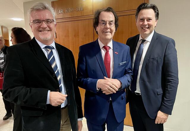 Immer gerne zu Gast in Leibnitz: KR Hans Roth mit den Direktoren der Raiffeisenbank Leibnitz Peter Wippel (li) und Andreas Draxler. | Foto: Gady/Fischer