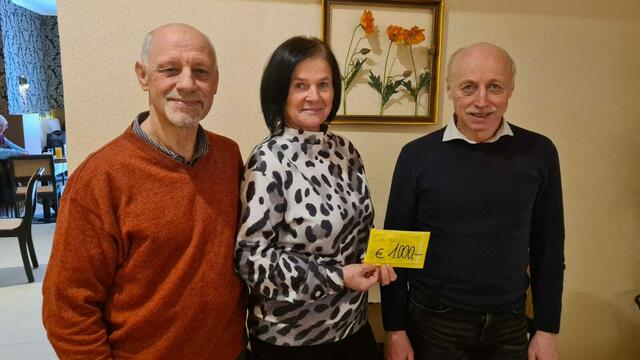 Franz Gollner (l.) und Franz Spieler überreichten Barbara Weber in ihrer Funktion als Leiterin des Hospiz-Teams Deutschlandsberg einen Scheck über 1000 Euro. | Foto: Privat