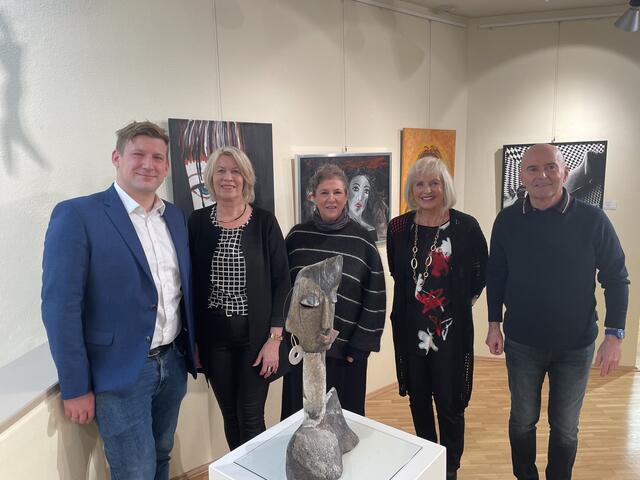 Abteilungsleiter Schule, Jugend und Kultur Philip Hiden, Künstlerinnen Ernestine Haidenkummer, Herta Weihs, Annemarie Jöbstl und Kulturreferent Helmut Pekler bei der Pressekonferenz zur Ausstellungseröffnung. | Foto: Stadtgemeinde Kapfenberg