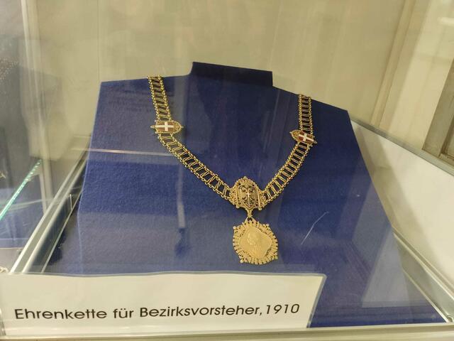 Früher war es üblich, Bezirksvorsteher mit einer vergoldeten Kette auszuzeichnen. | Foto: Patricia Kornfeld