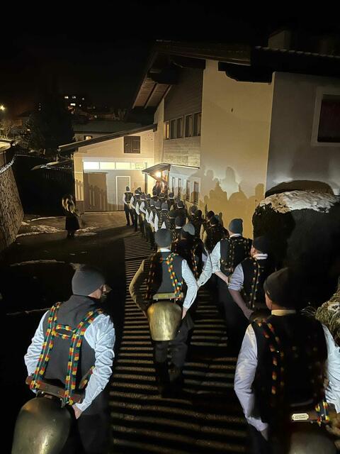 Die Brauchtumsgruppe Fritzens begeisterte am vergangenen Donnerstag die Bewohner des Terfnerwegs mit einer eindrucksvollen Vorstellung ihrer Schellenschläger. | Foto: Brauchtumsgruppe Fritzens