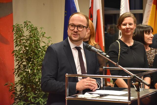 Nach zehnminütiger Vorstellung der Ehrengäste konnte sich auch Vizebürgermeister Istvan Deli den Schweiß von der Stirn wischen.  | Foto: Stefan Schneider